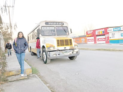 Camión deja varados a decenas de pasajeros; se prevé bajen tarifas