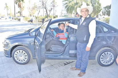 Milagros; es ganadora de un auto por sorteo 19° de CANACO