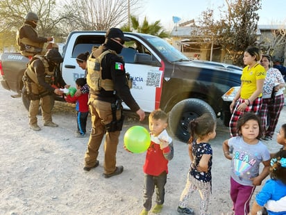 Reyes Magos vestidos de policías llegan a las colonias de Monclova