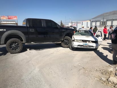 Camioneta y vehículo chocan en la Libertad