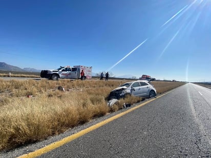 Auto donde viajaban dos mujeres vuelca en la carretera federal 57