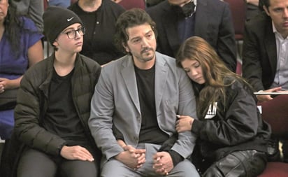 Diego Luna sobrelleva el duelo por su padre con ayuda de fans