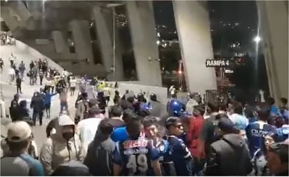 Barra del Querétaro, presente en el Estadio Azteca; seguridad impide choque con aficionados del América