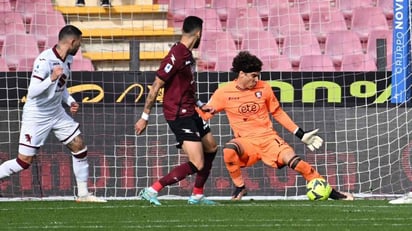 Guillermo Ochoa brinda buena actuación con atajadas en empate de Salernitana