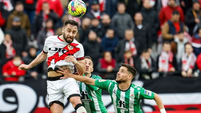 Betis se impone al Rayo en Vallecas con Guardado como titular