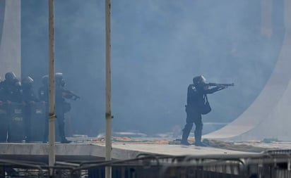 Policías entran al palacio presidencial de Brasil, ante disturbios por seguidores de Bolsonaro