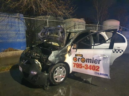 Taxi termina calcinado por falla mecánica en conocido libramiento 