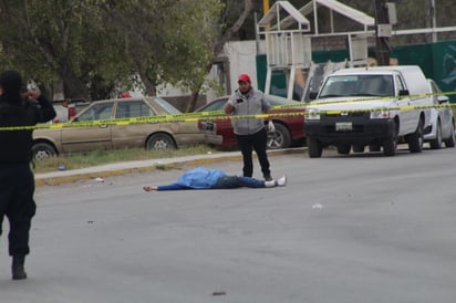 Motociclista halla la muerte al derrapar a orillas del río Monclova