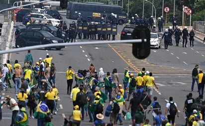 Suman más de mil 200 bolsonaristas detenidos en campamento frente al cuartel general del Ejército en Brasilia