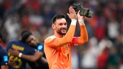 El portero Hugo Lloris se despide de la selección francesa