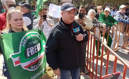 Líder de FRENAAA protesta en embajada de Canadá para advertir a Trudeau y 'despedir' a AMLO