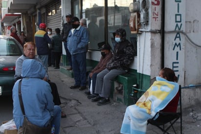 Largas filas para cobro de pensión, les cambian de sucursal carecen de la misma atención 