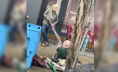 '¿Te vas a mover?”: hombre lanza agua a una mujer en situación de calle y se hace viral