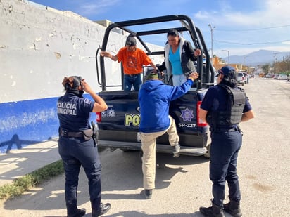 Mujer y dos hombres agarran la parranda al mediodía