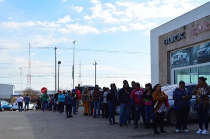 Infonavit atende a cientos de trabajadores en el último día de prórroga