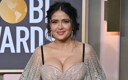 Salma Hayek luce vestido con transparencias en los Globos de Oro 2023