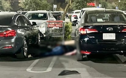 Asesinan a un hombre en estacionamiento de centro comercial en Monterrey