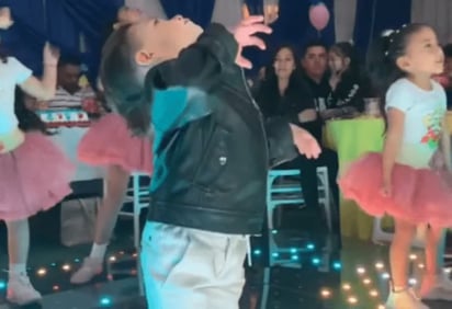 Pequeño domina la pista con baile de Merlina : Un niño mostró sus grandes habilidades de baile al replicar el baile de “Merlina”, el cual se ha hecho tendencia en las platafor