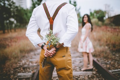 Señales de que un hombre piensa en ti, pero no lo quiere admitir