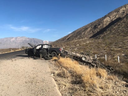 Tres comerciantes sufren salida de camino en la carretera San Pedro-Cuatro Ciénegas