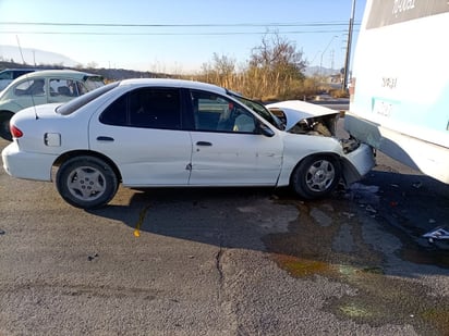 Auto se estrella contra camión de pasajeros