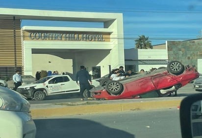 Mujer resulta lesionada tras volcadura en Piedras Negras 