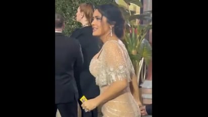 Salma Hayek se roba los reflectores al posar con pulparindo y mazapán en los Globos de Oro: La actriz mexicana mostró algunos de los dulces mexicanos en su llegada al recinto en donde se llevaron a cabo los premios 