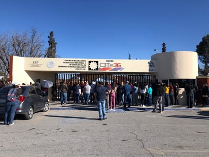 Tutores exhiben mala organización en CBTis36 de Monclova para tramite de becas   