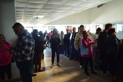 Abuelitos viven calvario al acudir por pensiones