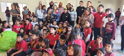 Disfrutan niños en colonias evento de los santos reyes