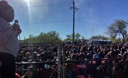 Migrantes se amotinan afuera de albergue en Reynosa, Tamaulipas