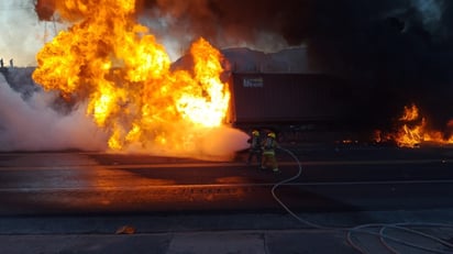 Chocan de frente dos tráiler y se incendian en Ramos Arizpe