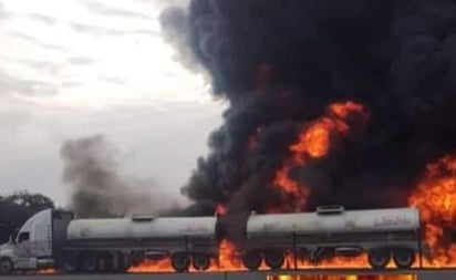 Pipa con combustible choca y se incendia sobre la autopista Veracruz-Córdoba