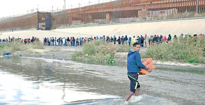 Migrantes siguen llegando de forma masiva a EU