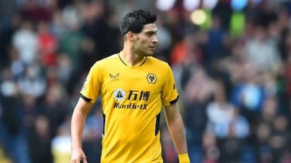 Raúl Jiménez juega en triunfo de los Wolves, le anulan un gol y le llevan más competencia