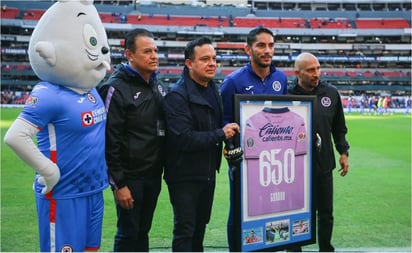 Jesús Corona recibió reconocimiento por cumplir 650 partidos en la Liga MX: El guardameta fue reconocido por su actual equipo Cruz Azul en el Estadio Azteca