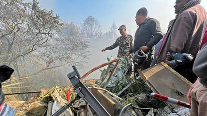 Decenas de personas mueren en accidente de avión en Nepal