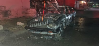 Datsun arde en llamas en forma misteriosa