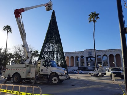 Cuadrillas de trabajo retiran adornos Navideños de Monclova