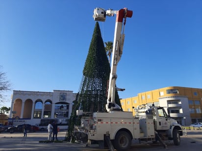 Cuadrillas de trabajo retiran adornos Navideños