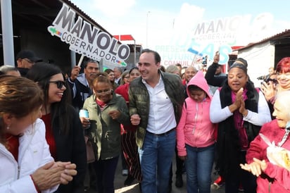 Manolo Jiménez dio recorrido en comercios durante su precampaña