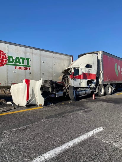 Trailers 'se hacen garras' en la carretera a Monterrey