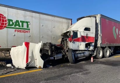 Tráilers 'se hacen garras' en la carretera Monclova-Monterrey