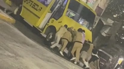 Causa polémica en redes video de estudiantes que empujaban autobús escolar donde viajaban : Jóvenes estudiantes que viajaban en un autobús tuvieron que empujarlo, luego de que este fallara 