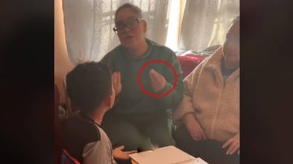  Niño desespera a su mamá y abuela cuando le enseñan a sumar: Este video te hará recordar tus años de estudiante, cuando tus papás te explicaban matemáticas con amor y agresividad.