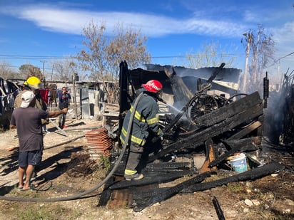 Jacal arde en llamas en la colonia Buenos Aires de Monclova