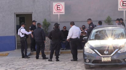 Oficiales municipales de Monclova castigados se confunden con manifestación