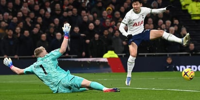 Aficionado del Tottenham patea a Aaron Ramsdale, sale corriendo y desata la bronca