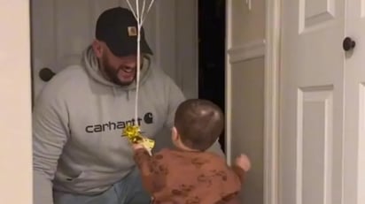 Niño causa ternura al sorprender a su papá con globos por su cumpleaños: Dentro de los primeros segundos del metraje se puede ver a un pequeñito sosteniendo varios globos de felicitaciones.