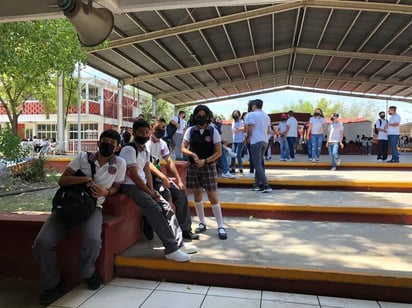 Los alumnos de la Secundaria 76 continúan estudiando sin electricidad 